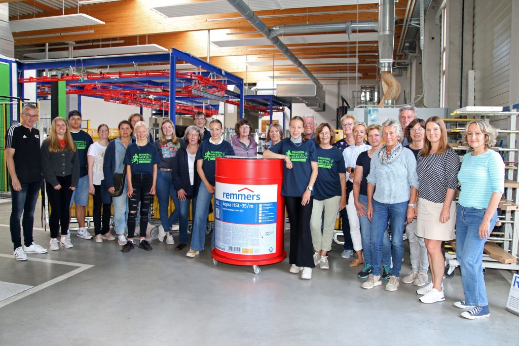 zum Bild:Die Marathon-Broschüre 2022 geht auf Reisen. Vielen Dank an alle Helfer! Foto: Jens Lüken.