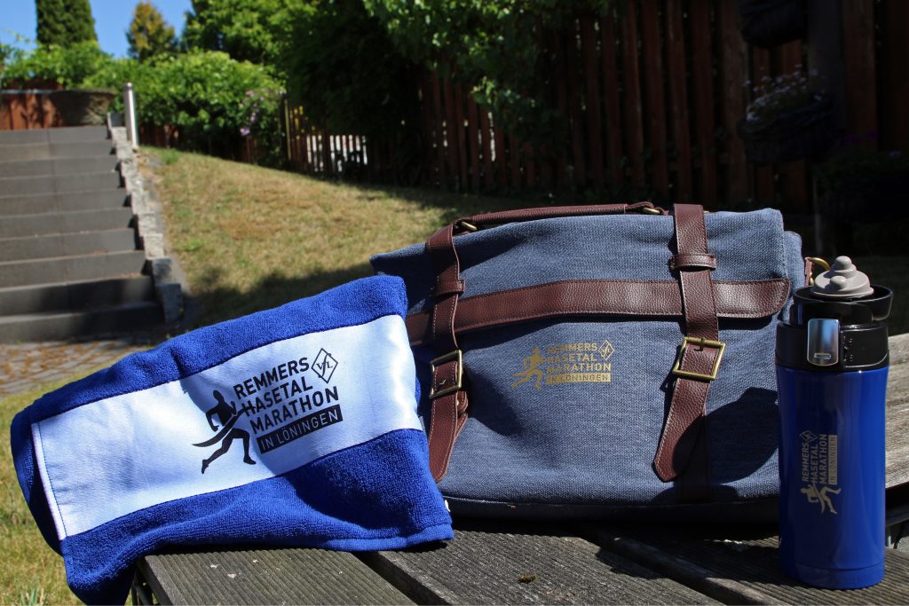 zum Bild:Die diesjährigen Altersklassenpreise beim Löninger "Sommerabend-Lauffest" vorstellen zu dürfen. Foto: Stefan Beumker.