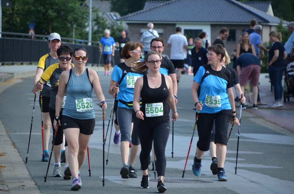 zum Bild:„AOK-Nordic Walking und Walking“: OHNE oder MIT Platzierungswertung. Foto: Mike Hesse, Laufreport.